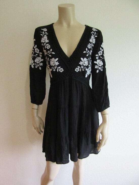 Francesca's Collections Dresses & Skirts - Jun Ivy by Francesca Black Embroidered Floral Pattern M Layered V-Neck Dress NWT